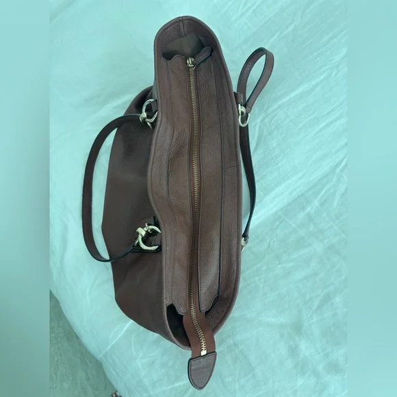 Beautiful Pebbled Leather Coach bag with Gold Details: - Picture 8 of 15